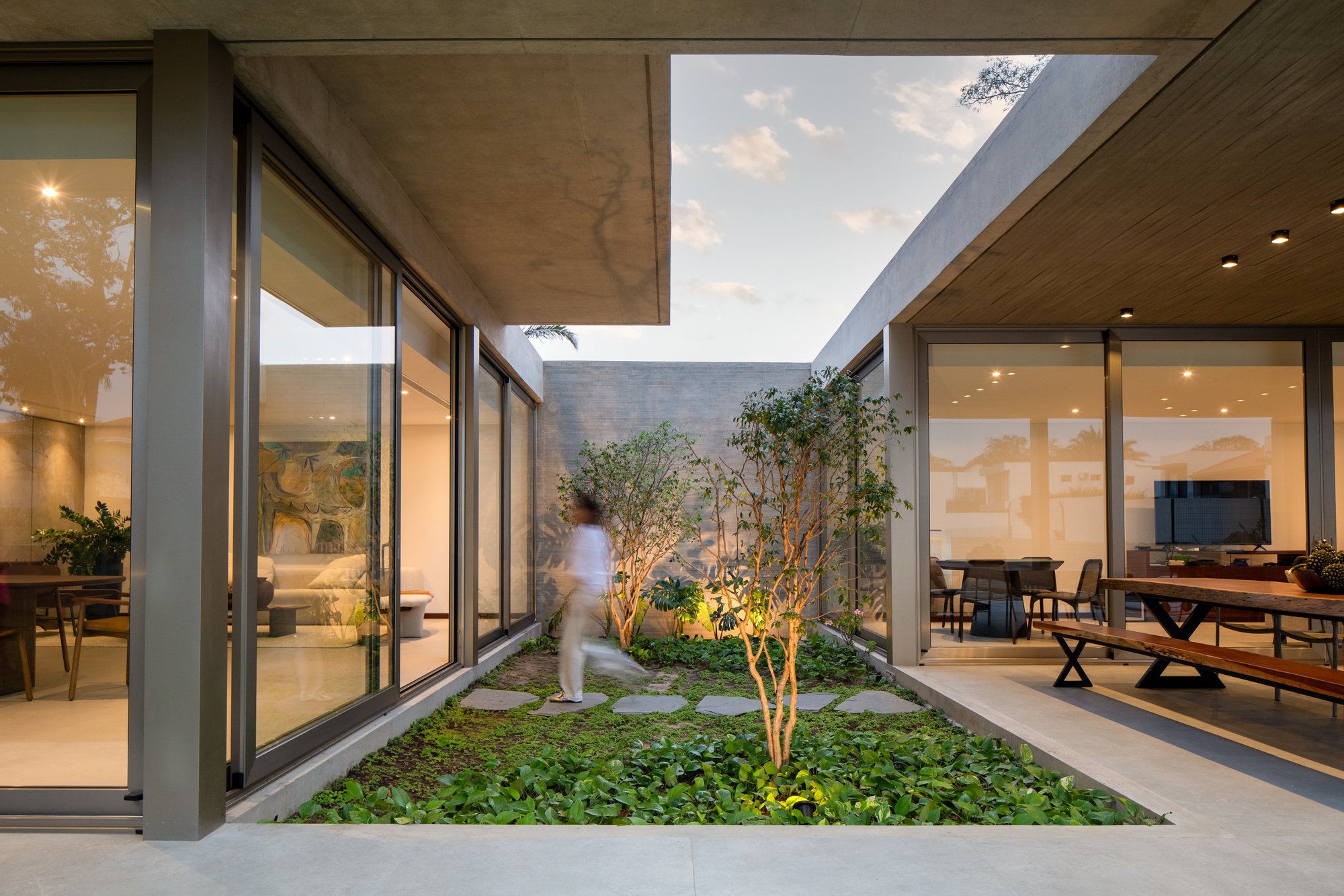 DB Estudio de Arquitectura Wraps an L-Shaped Bolivian House Around Its Namesake Tree