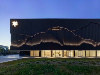Nieto Sobejano Arquitectos Wraps a Hamburg Exhibition Center in 330 Panels of Sculpted Black Concrete