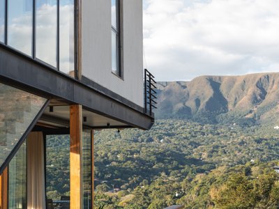 Facury, Guaja.cc, and Thiago Bandeira Build a Party House Facing Brazil's Serra da Moeda