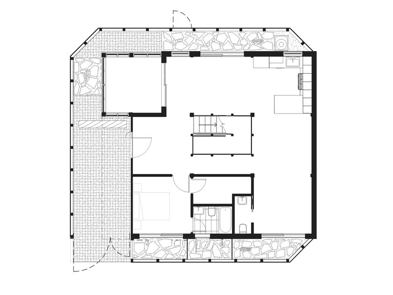 Floor plan drawing showing an L-shaped courtyard wrapping around interior rooms and a central staircase