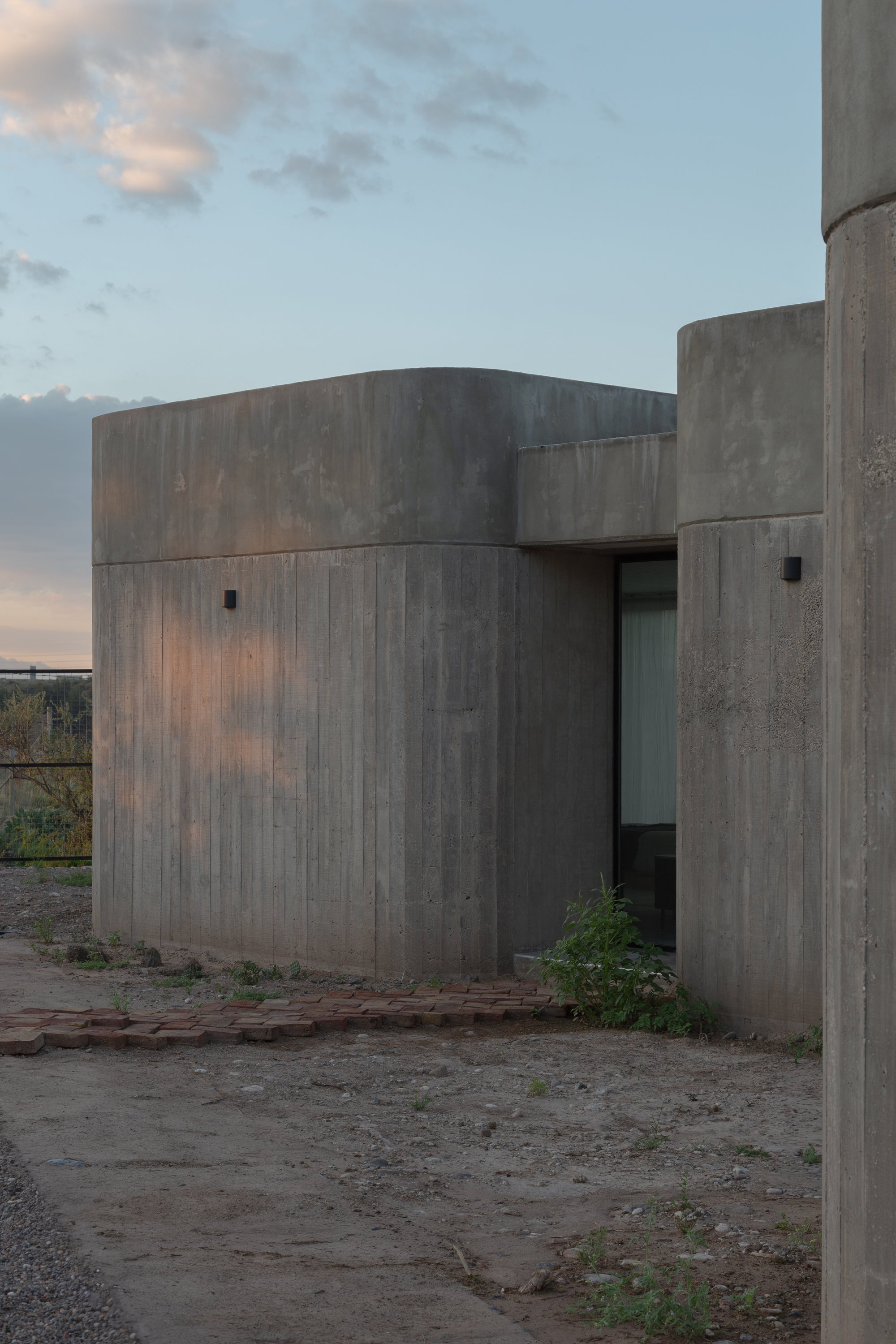 ONA Carves Board-Formed Concrete Cabins into a 260-Meter-Deep Desert Strip in Mendoza