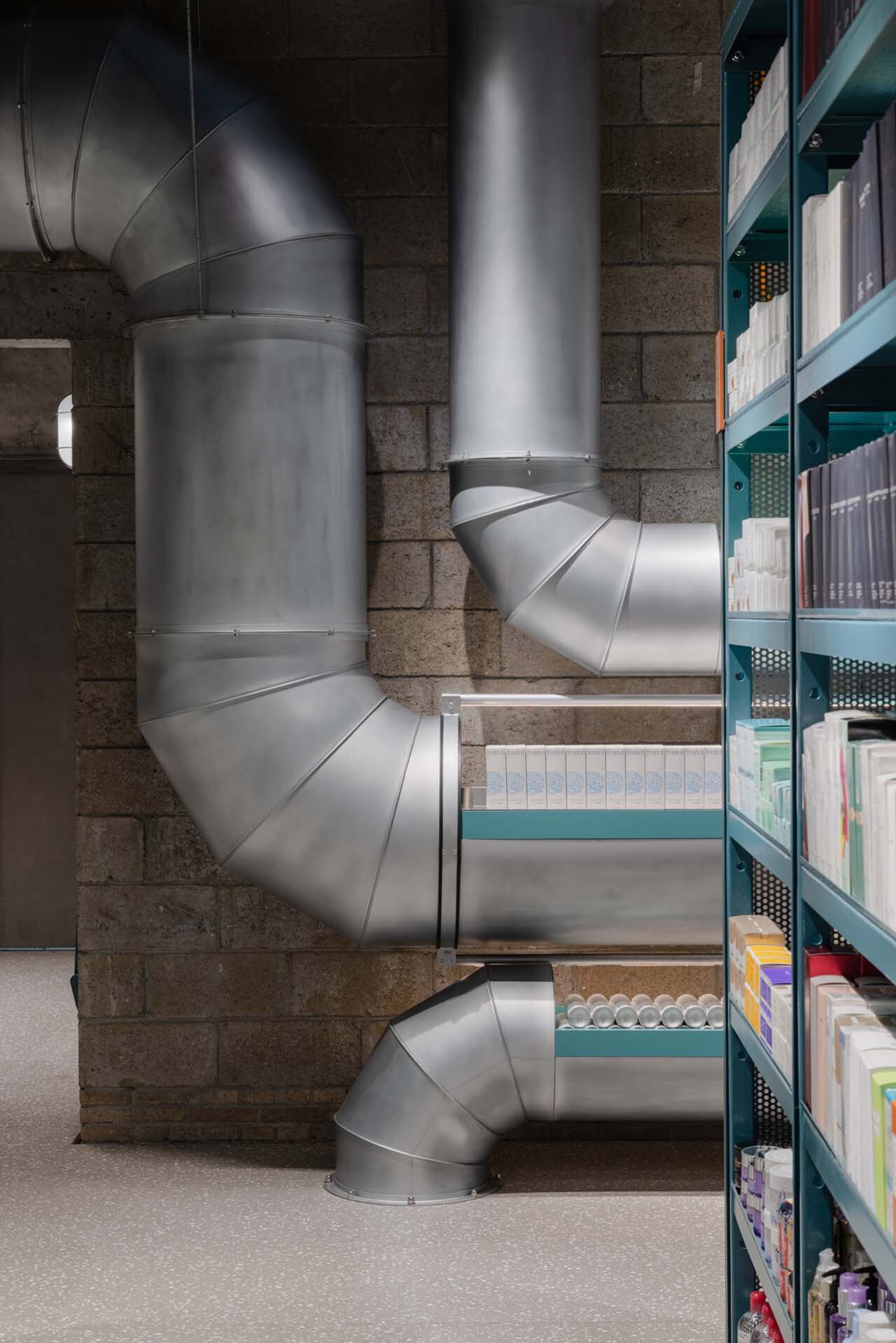 AIM Architecture Turns 75 Meters of Galvanized Pipe into a Beauty Retail Experience in Shenzhen