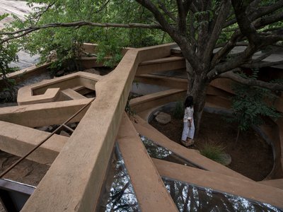 Wallmakers Coils a House from Recycled Bottles and Debris Earth into a Rocky Hillside in Tamil Nadu