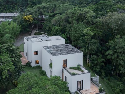 Nommo Arquitetos Fragments a House into Offset Volumes on a Forested Slope in Florianópolis