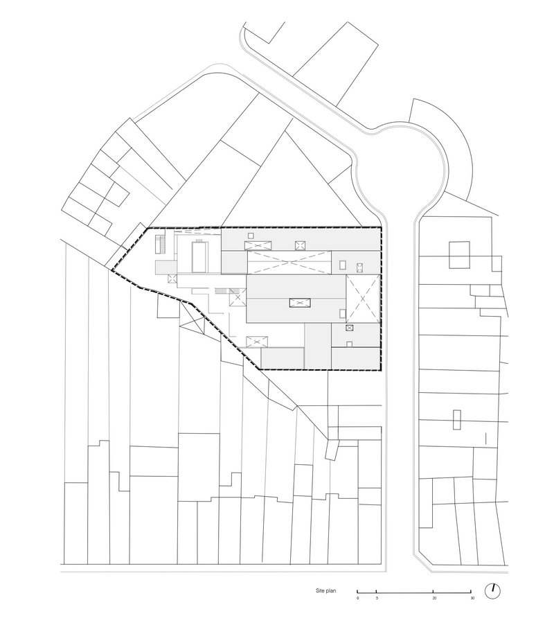 Site plan drawing showing the rectangular volume inserted among adjacent buildings and parcels