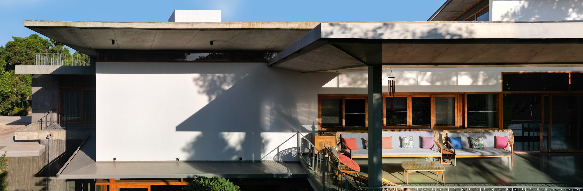STUDIO MOTLEY Folds a Bengaluru Home Around a Garden Court Beneath Layered Concrete Canopies