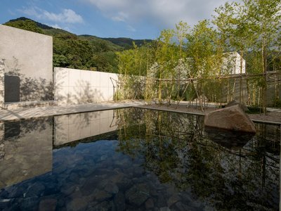 100A Associates Wraps a 118 m² House in Concrete Layers That Trade Daylight for Dusk