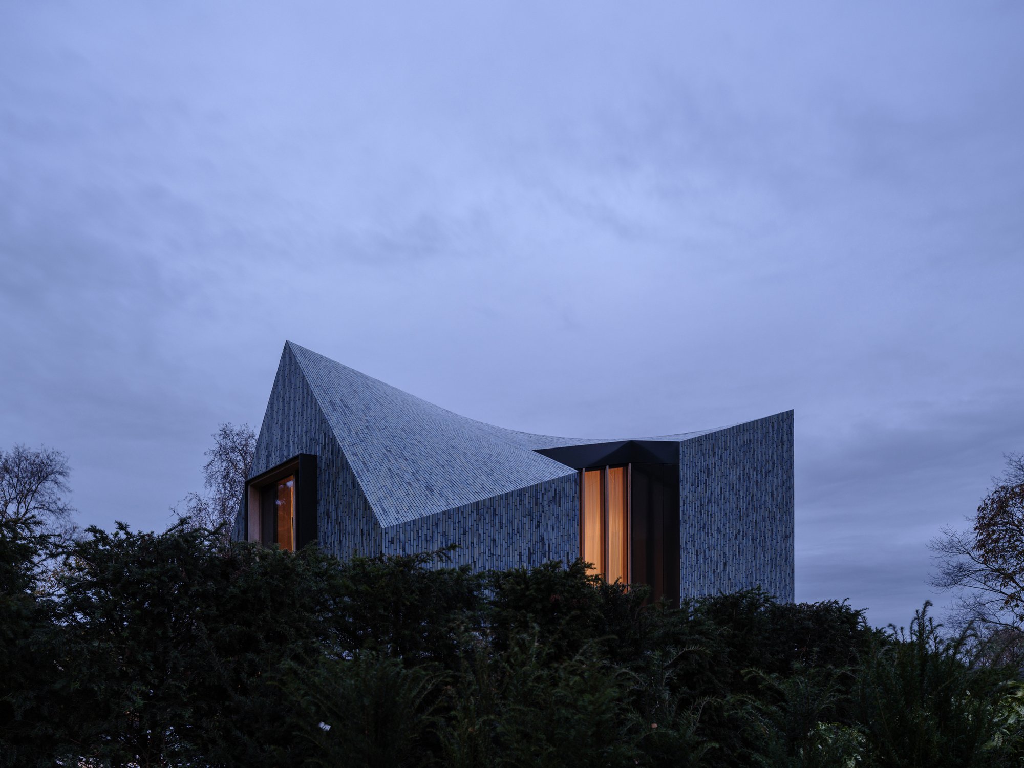 Mecanoo Wraps a Dune-Side Villa in Schoorl with Iridescent Ceramic Tiles