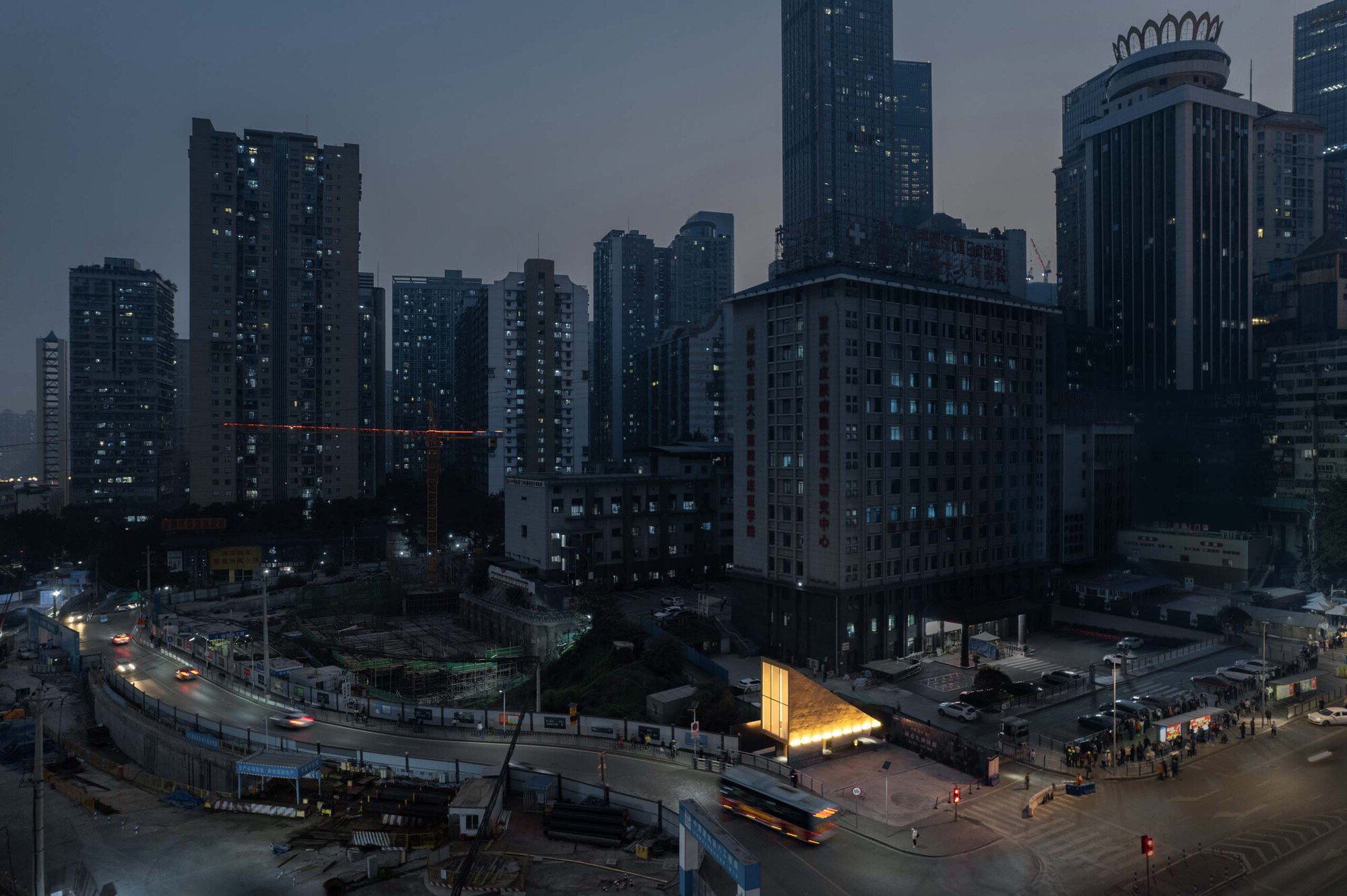 SUZAO Architects Wedge a 60 m² Exhibition Pavilion Between Chongqing's Past and Its Vertical Future