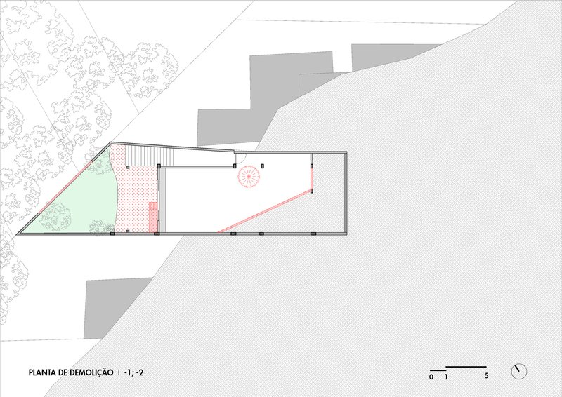 Floor plan drawing showing a narrow rectangular volume with courtyard and adjacent buildings