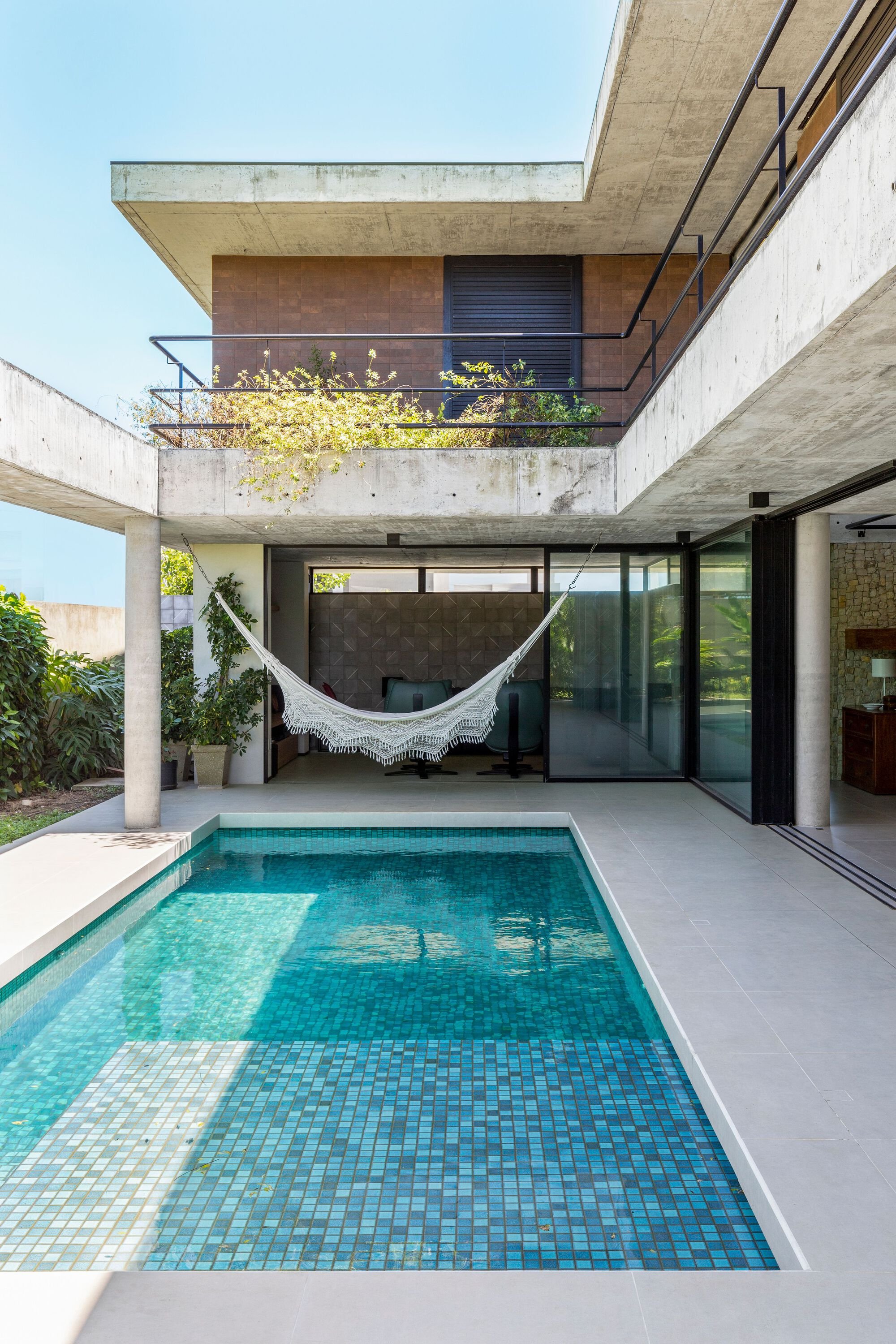 Fernandes Atem Arquitetos Wraps an Exposed Concrete House Around Its Own Pool Courtyard in Eusébio