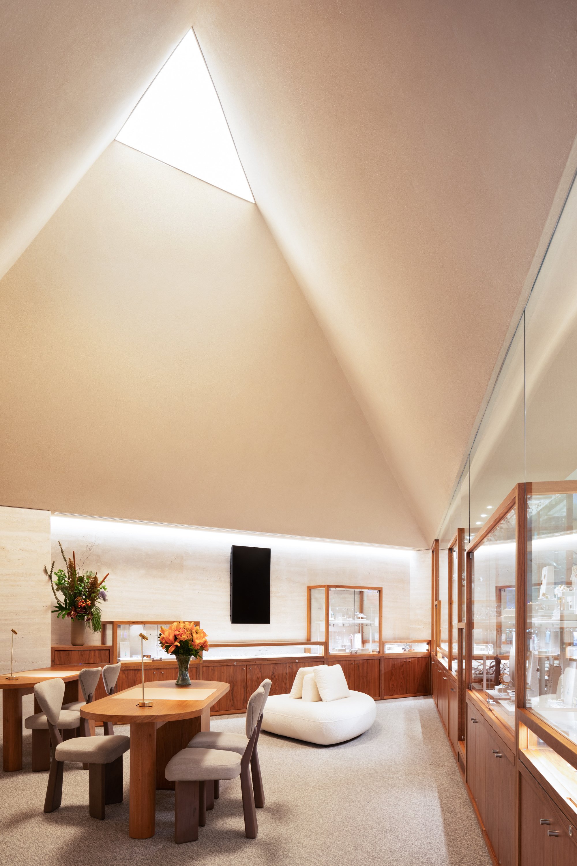 Alan Chu Carves a Jewelry Store from Crystal Geometry in São Paulo