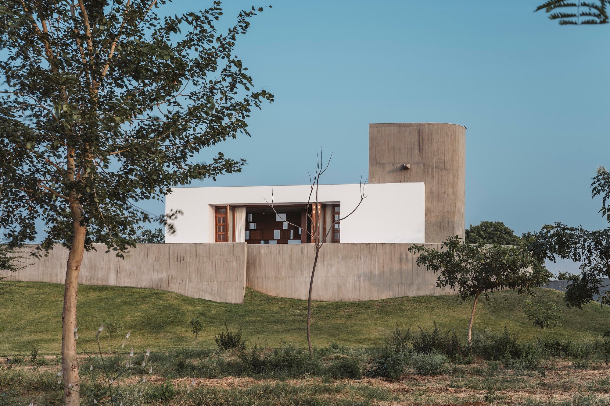 Design Ni Dukaan Wraps a Formless House Around Courtyards on a Gujarat Hilltop