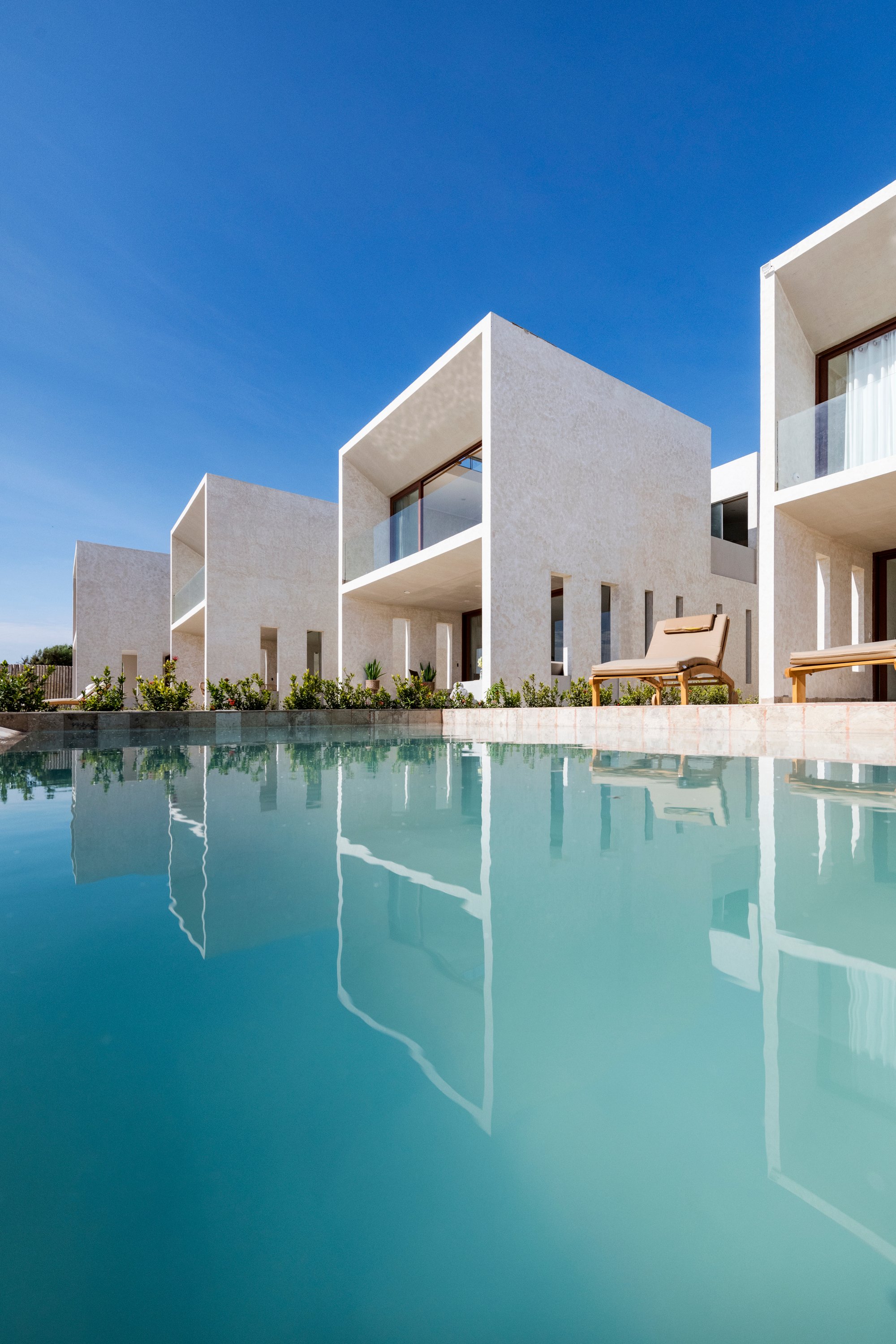 Cuatro Cero Cuatro Arquitectura Lines Up Five Identical Beach Houses on Peru's Northern Coast