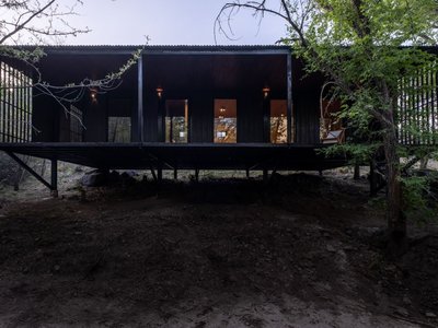 Pablo Senmartin Suspends a Steel-and-Timber Refuge Above a River Forest in Córdoba