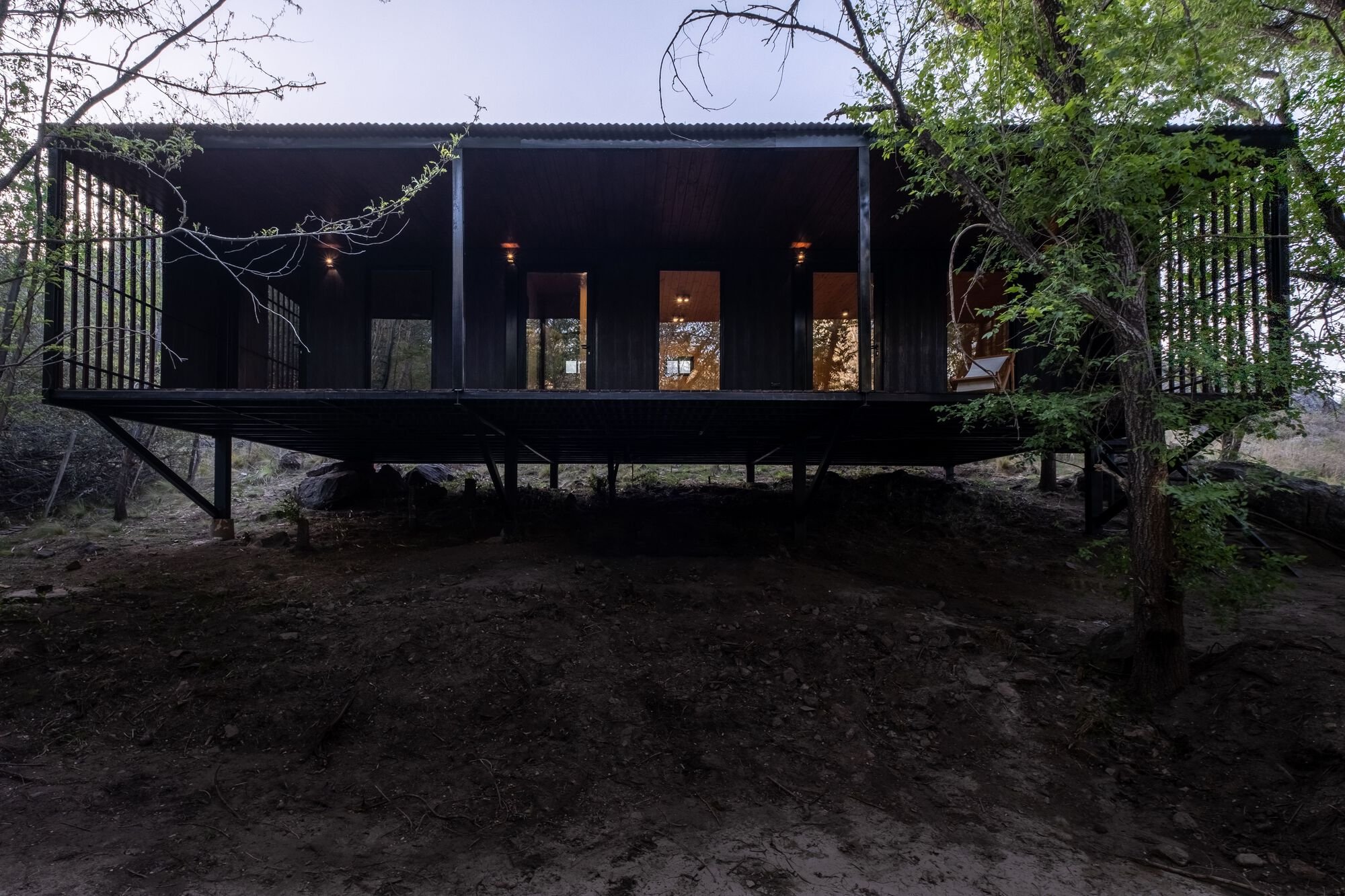 Pablo Senmartin Suspends a Steel-and-Timber Refuge Above a River Forest in Córdoba