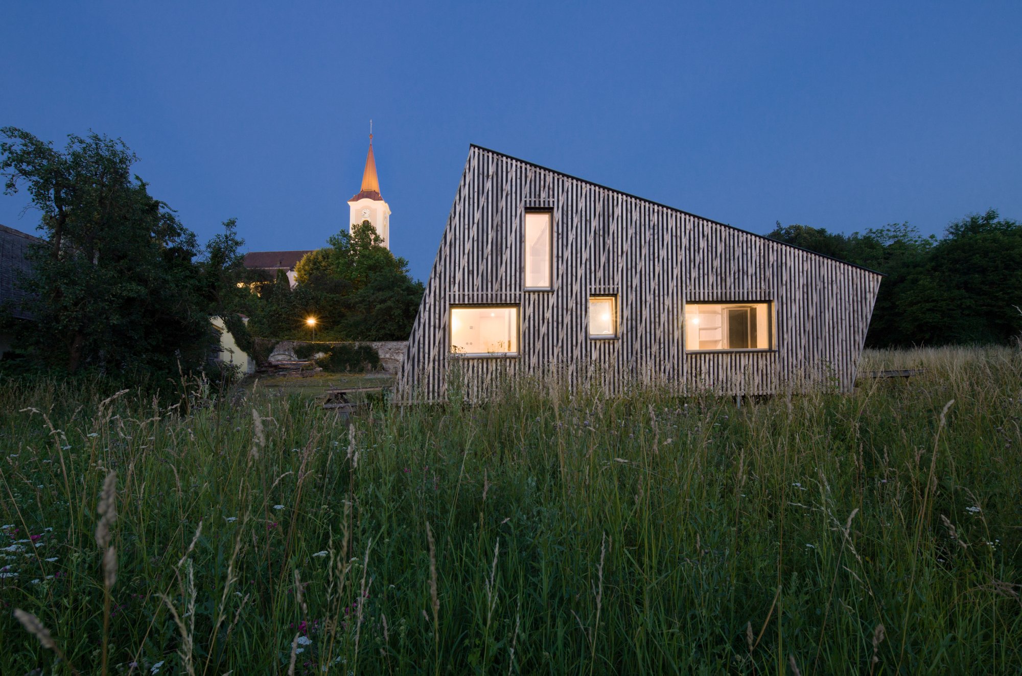 Juri Troy Architects Raises a 46 m² Straw-Insulated Weekend House on Screw Foundations in Austria