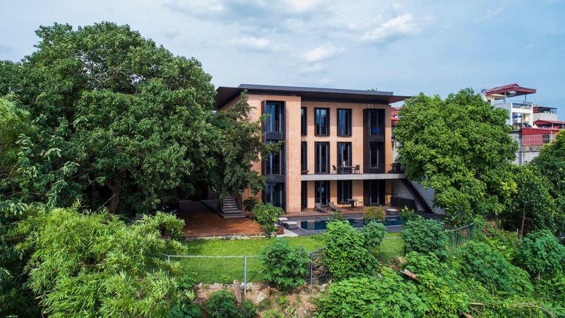 D and P Associates Build a Pi-Shaped House of Rammed Earth Memory on Vietnam's Red River