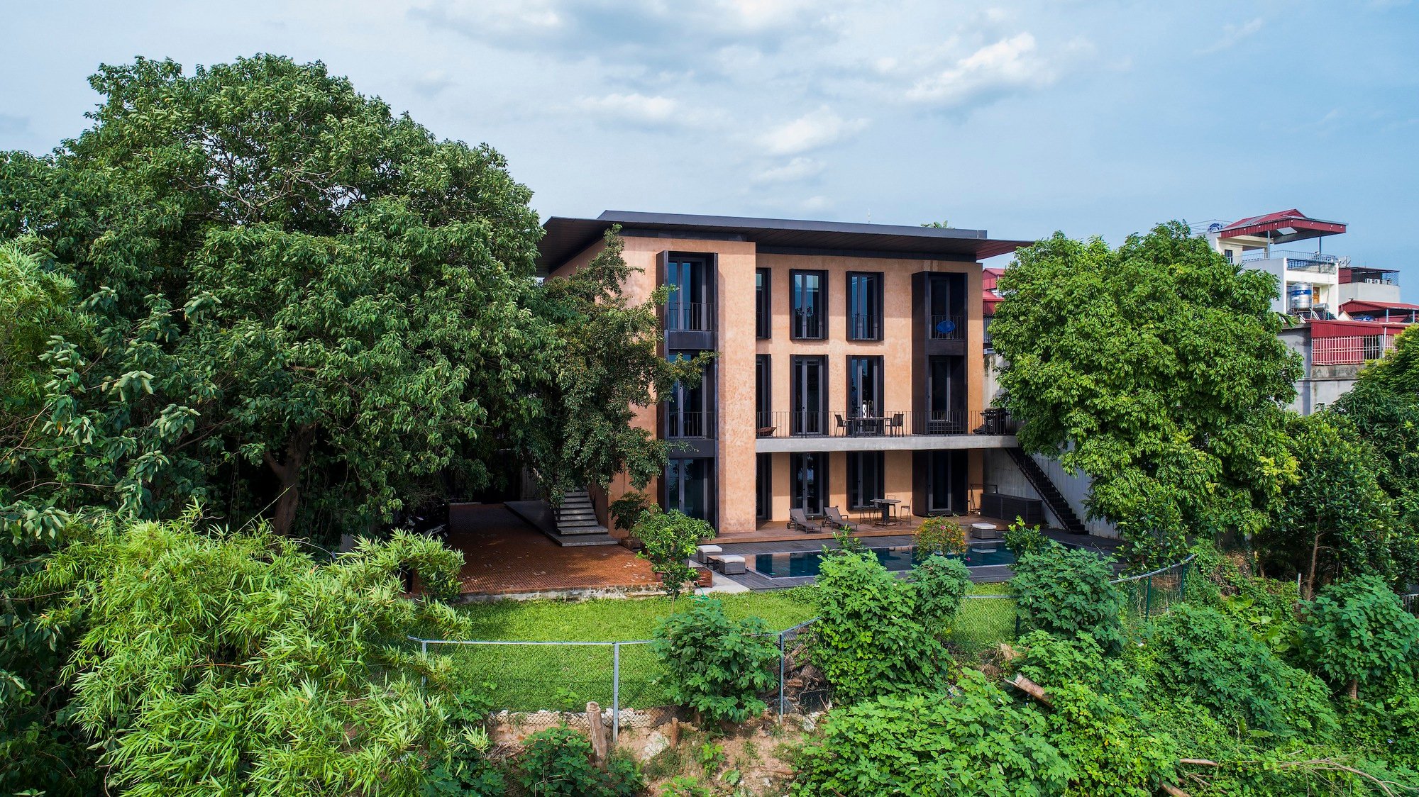 D and P Associates Build a Pi-Shaped House of Rammed Earth Memory on Vietnam's Red River
