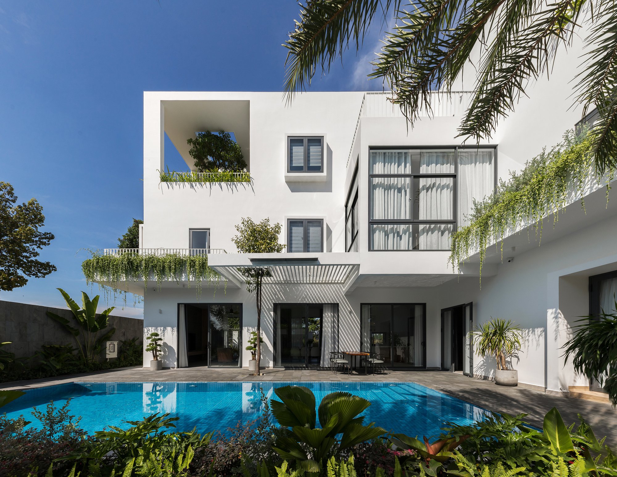 Story Architecture Wraps a Multigenerational Villa Around a Pool in Vietnam