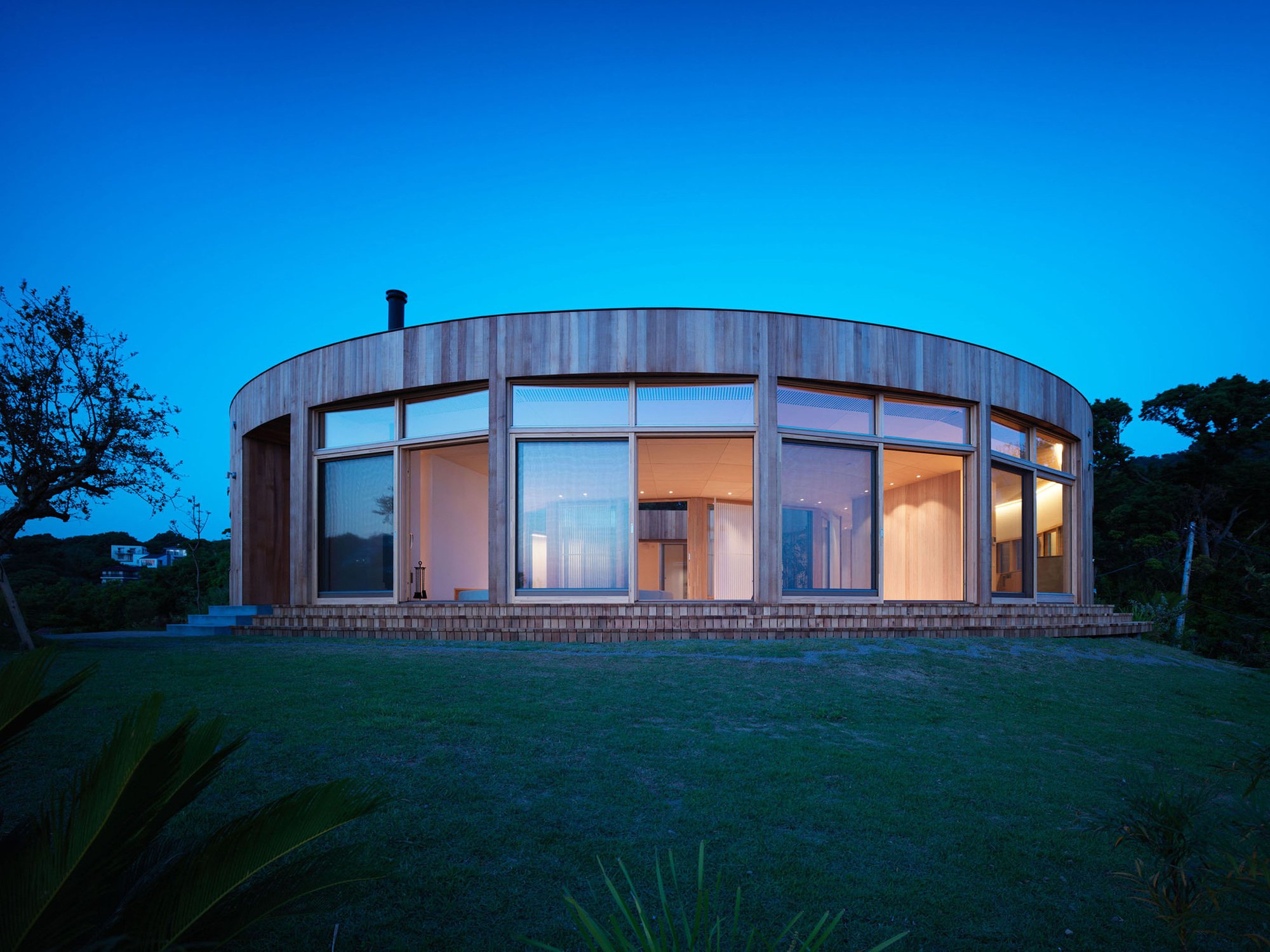 A.H Architects Wraps a Near-Perfect Circle Around Ocean Views and Mount Fuji in Yokosuka