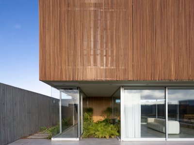 Felipe Gonzalez Arzac Floats a Timber Box over Glass Walls in a Buenos Aires Suburb