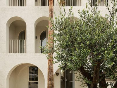 Common Office Builds a Modern Loggia on Sydney's Most Famous Beach