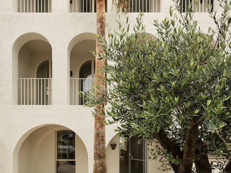 Common Office Builds a Modern Loggia on Sydney's Most Famous Beach