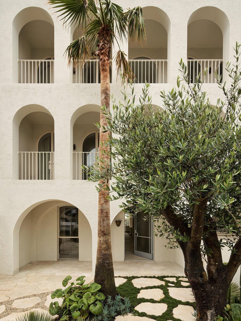 Common Office Builds a Modern Loggia on Sydney's Most Famous Beach