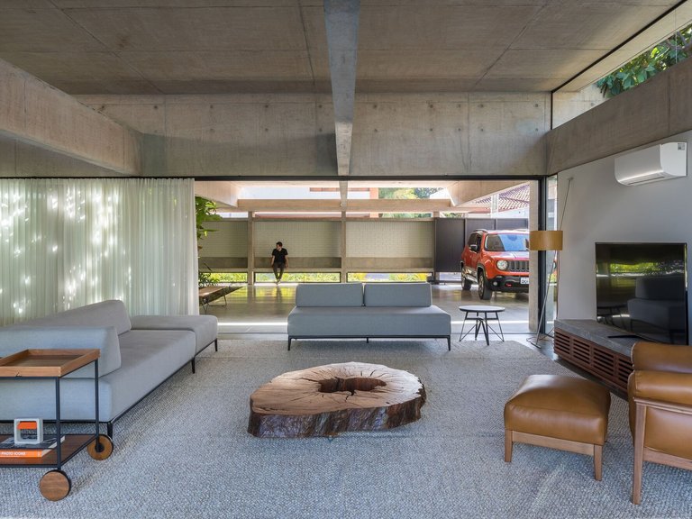 BLOCO Arquitetos Splits the Roof Open to Light a Brasília Home from Within