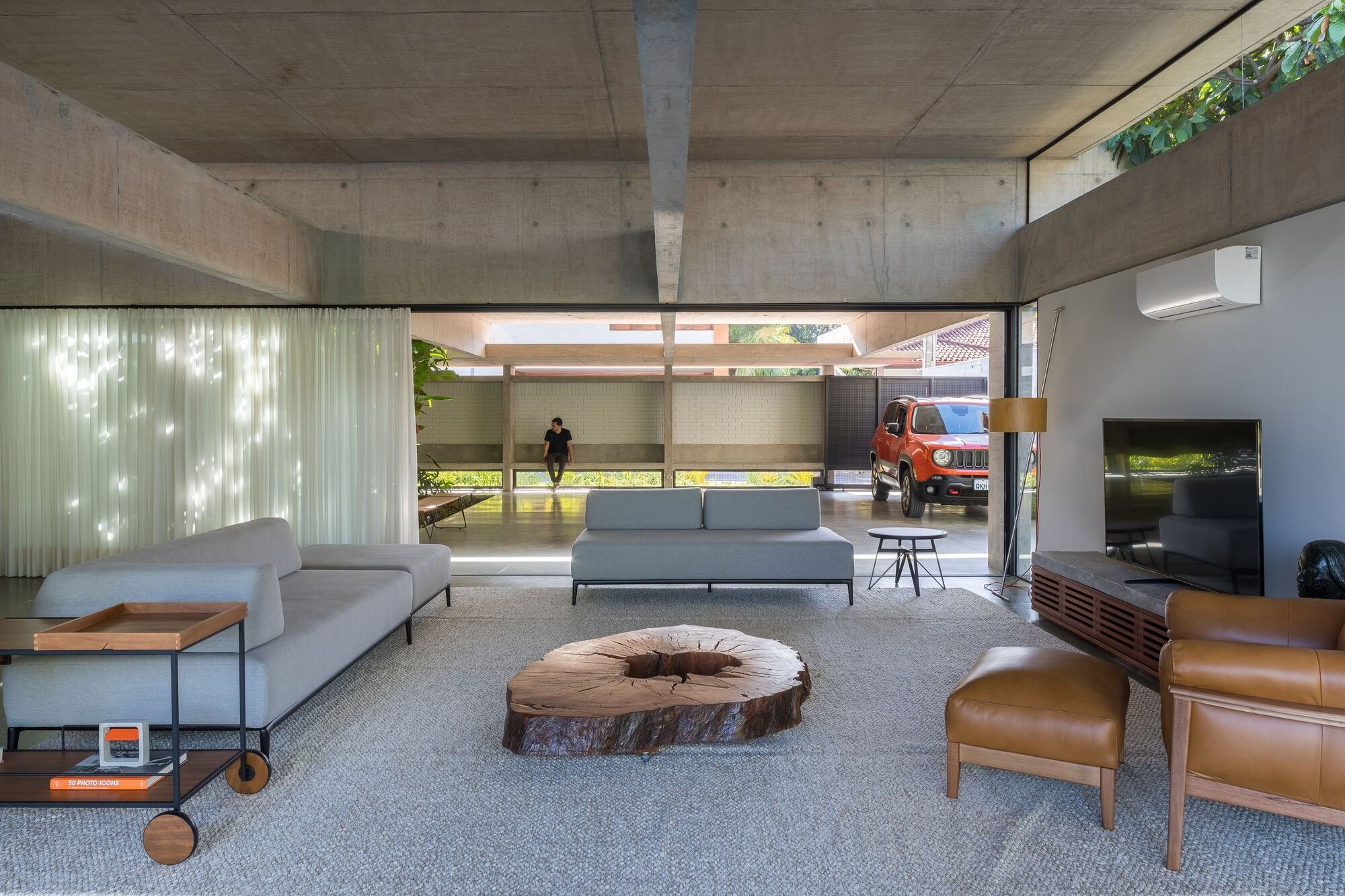 BLOCO Arquitetos Splits the Roof Open to Light a Brasília Home from Within