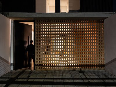 EIXO Z Arquitetos Stack Three Stories of Light and Brick on a Narrow São Paulo Plot