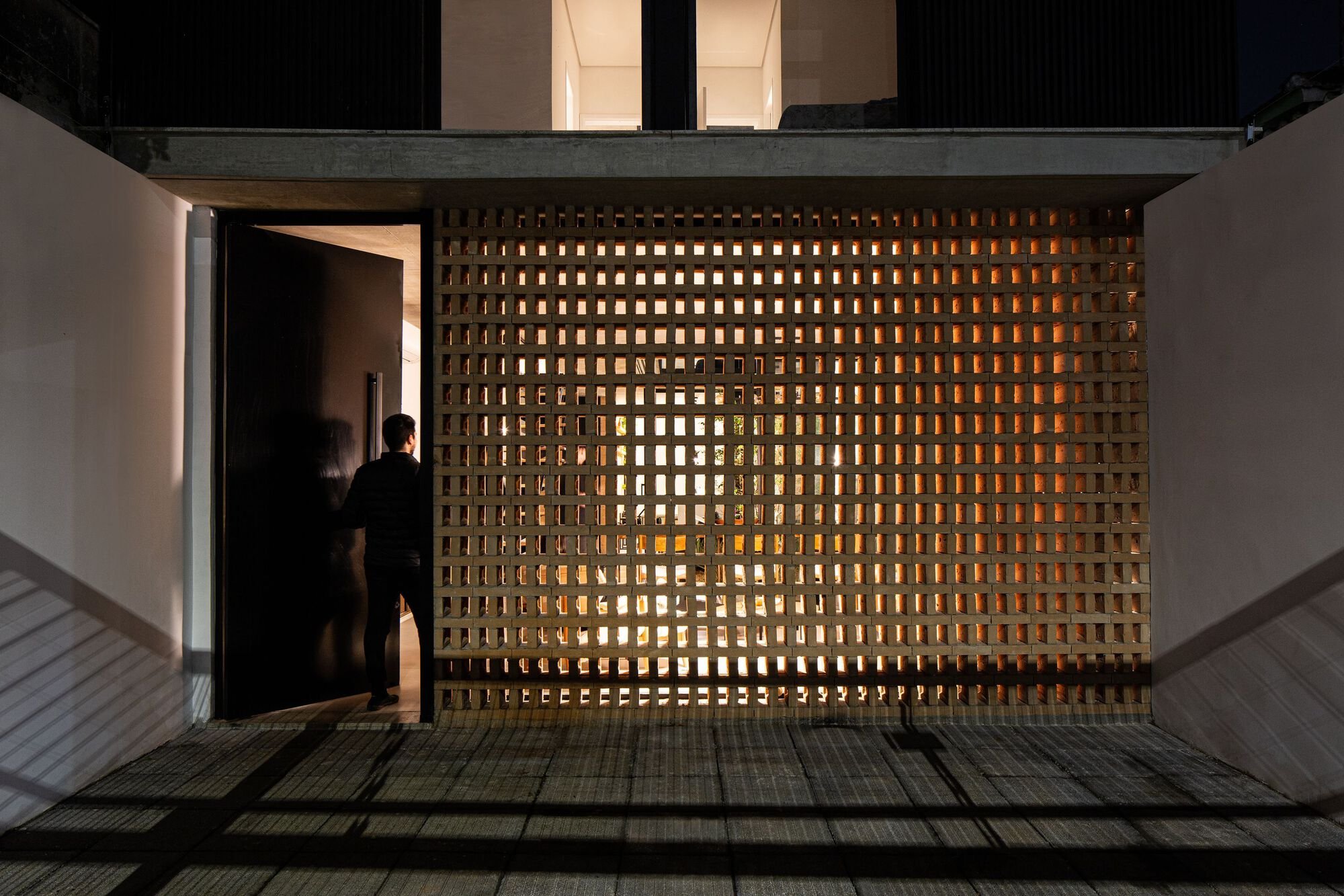 EIXO Z Arquitetos Stack Three Stories of Light and Brick on a Narrow São Paulo Plot