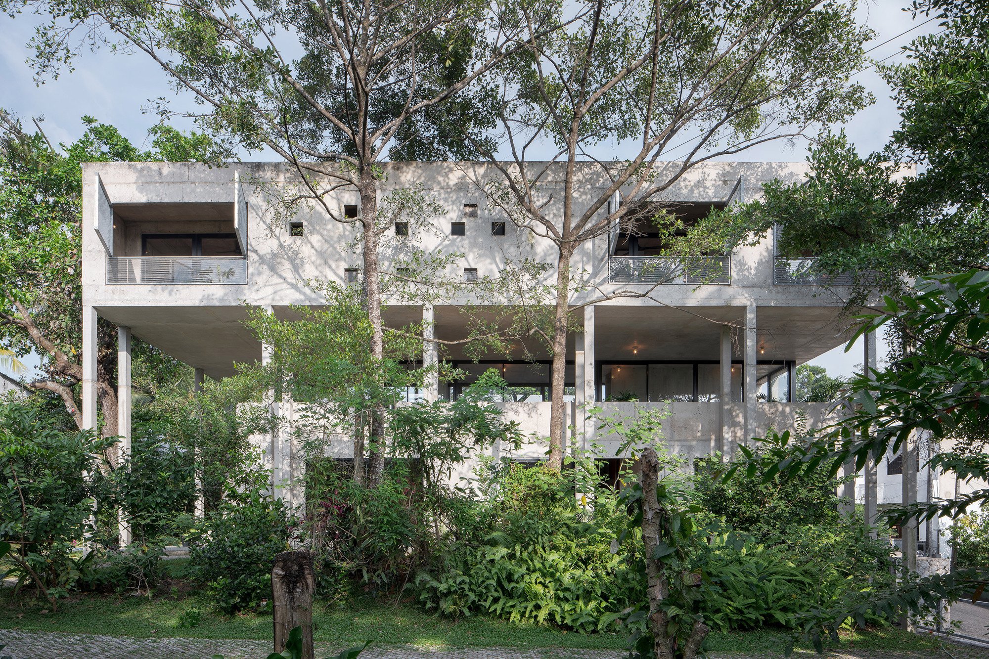 Read Studio Stacks a Concrete House Vertically to Let a Sri Lankan Garden Grow Around It