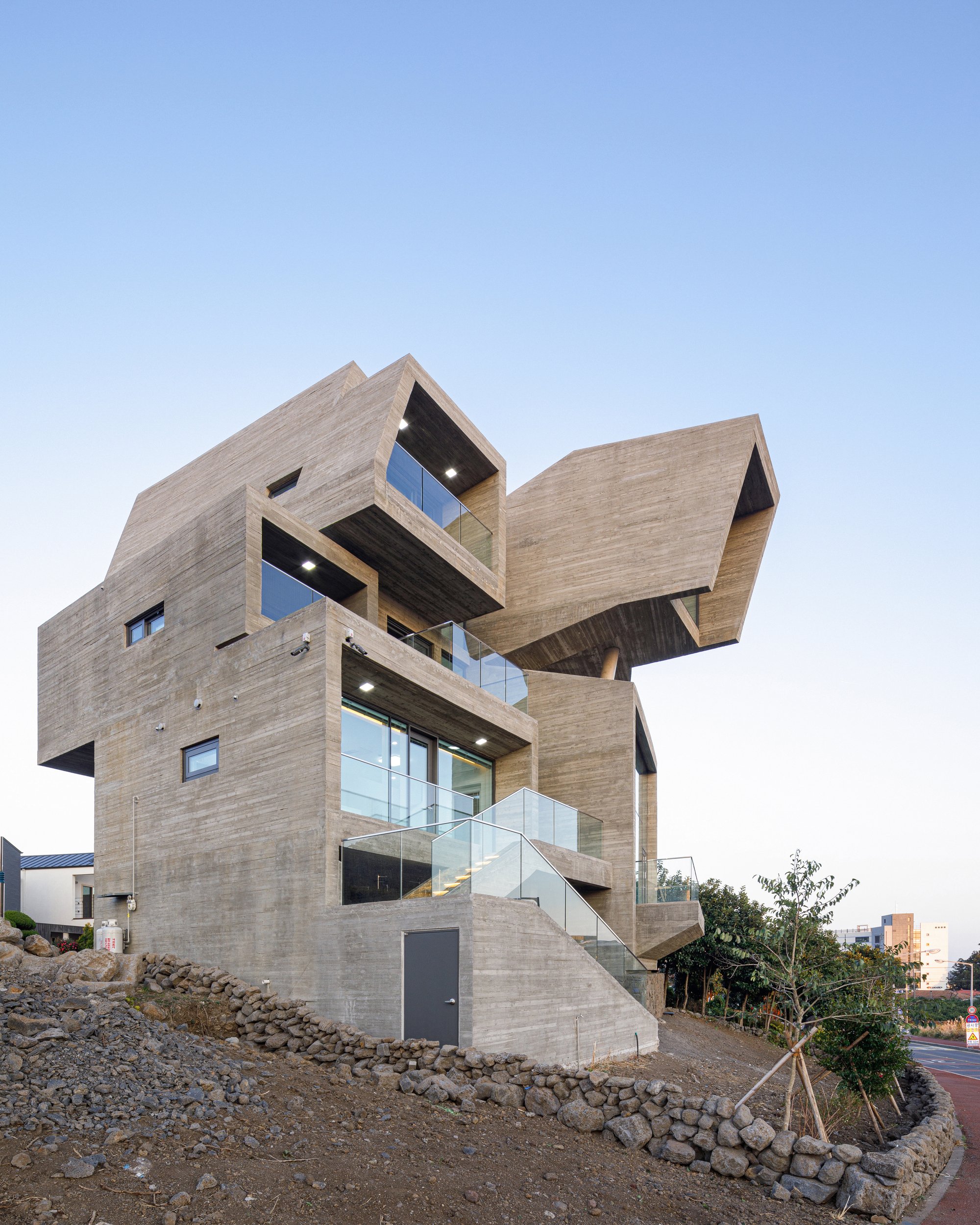 Moon Hoon Stacks Eight Concrete Boxes into a Wave-Shaped House on Jeju Island