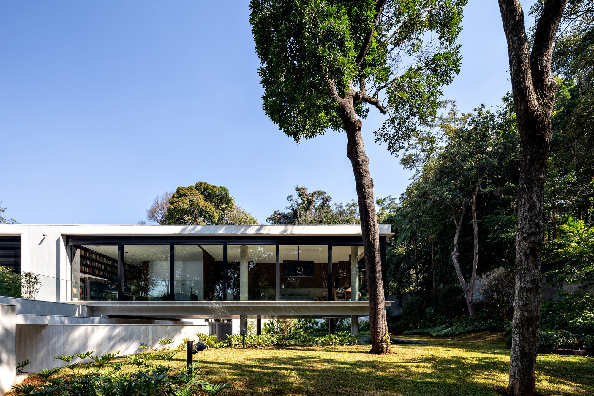 Basiches Arquitetos Threads a 1,746 m² House Through the Trees of a São Paulo Forest