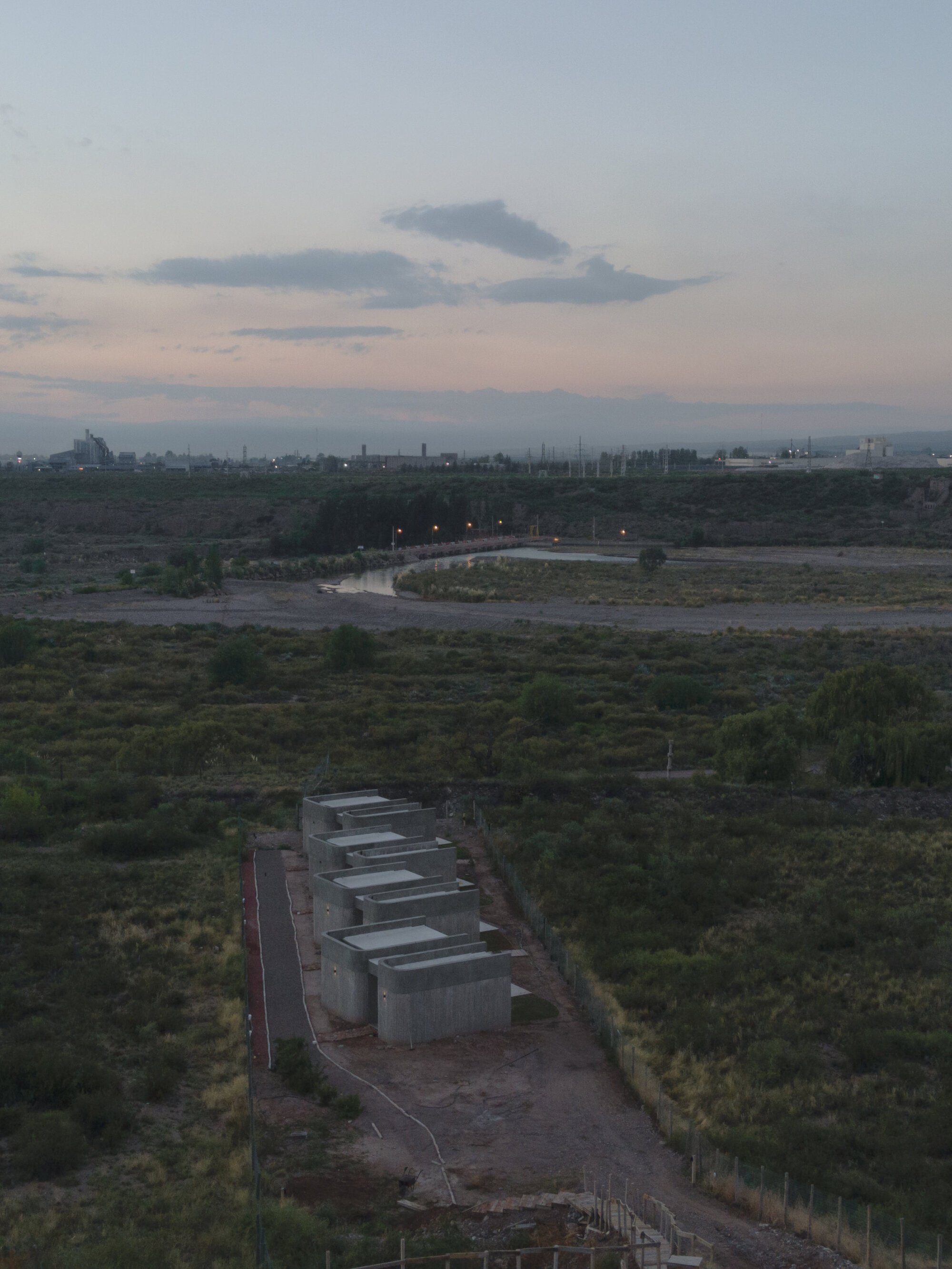 ONA Threads Four Board-Formed Concrete Cabins Along a 260-Meter-Deep Site in Mendoza