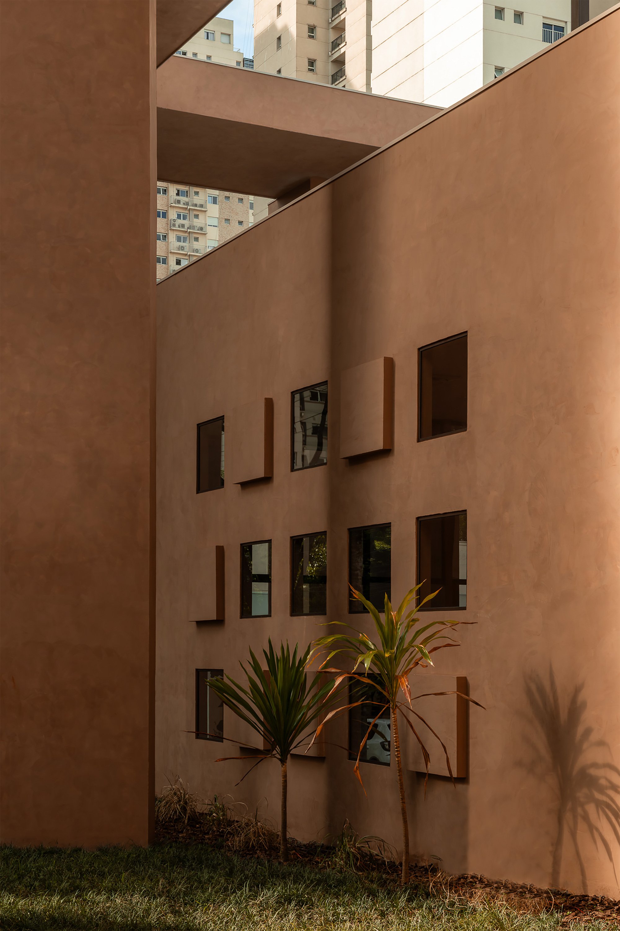 Estúdio Leonardo Zanatta Grounds a Temporary Pavilion in São Paulo's Concrete Art Heritage
