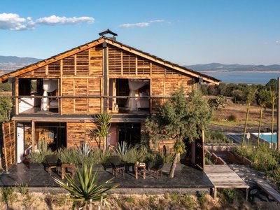 Fausto Terán and Toro Fuse Japanese Craft with Mexican Tradition in a Lakeside Retreat