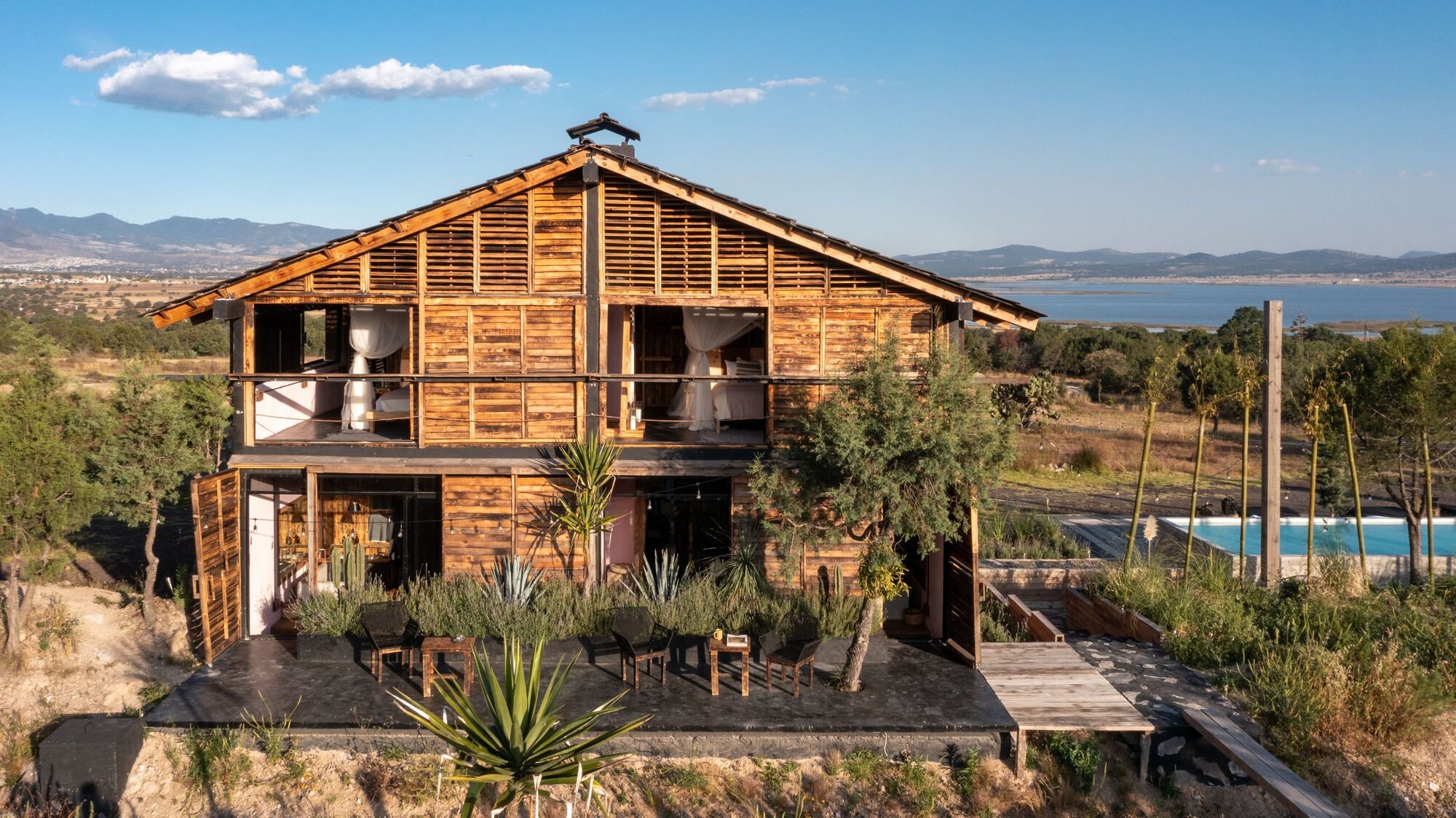 Fausto Terán and Toro Fuse Japanese Craft with Mexican Tradition in a Lakeside Retreat