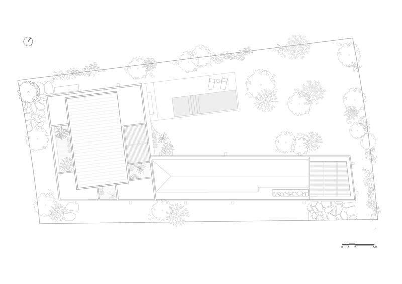 Roof plan drawing indicating a pool and deck beside the main volume with planted perimeter