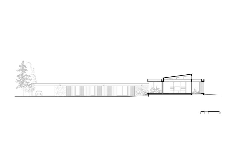Section drawing showing a low-slung residence with courtyard and trees along a horizontal plane