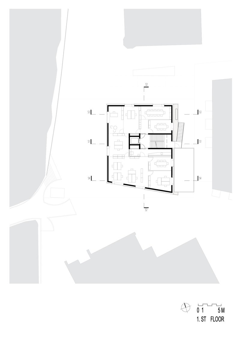 First floor plan with central stair core and rooms arranged around the perimeter terraces
