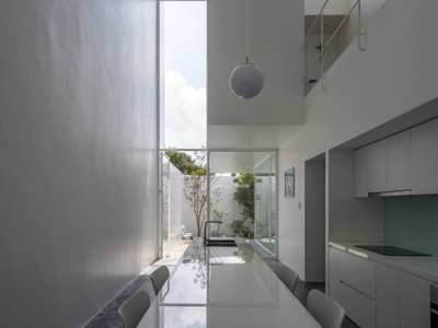 BHA Studio Threads Four Generations Through a Narrow Garden House in Hue's Ancient Quarter