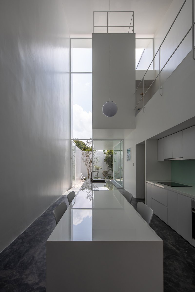 BHA Studio Threads Four Generations Through a Narrow Garden House in Hue's Ancient Quarter