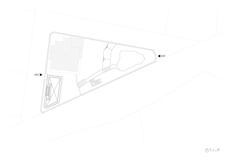 Site plan drawing showing a triangular plot with a structure at the narrow end