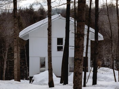 Atelier l'Abri Camouflages a White Timber Chalet in the Quebec Forest