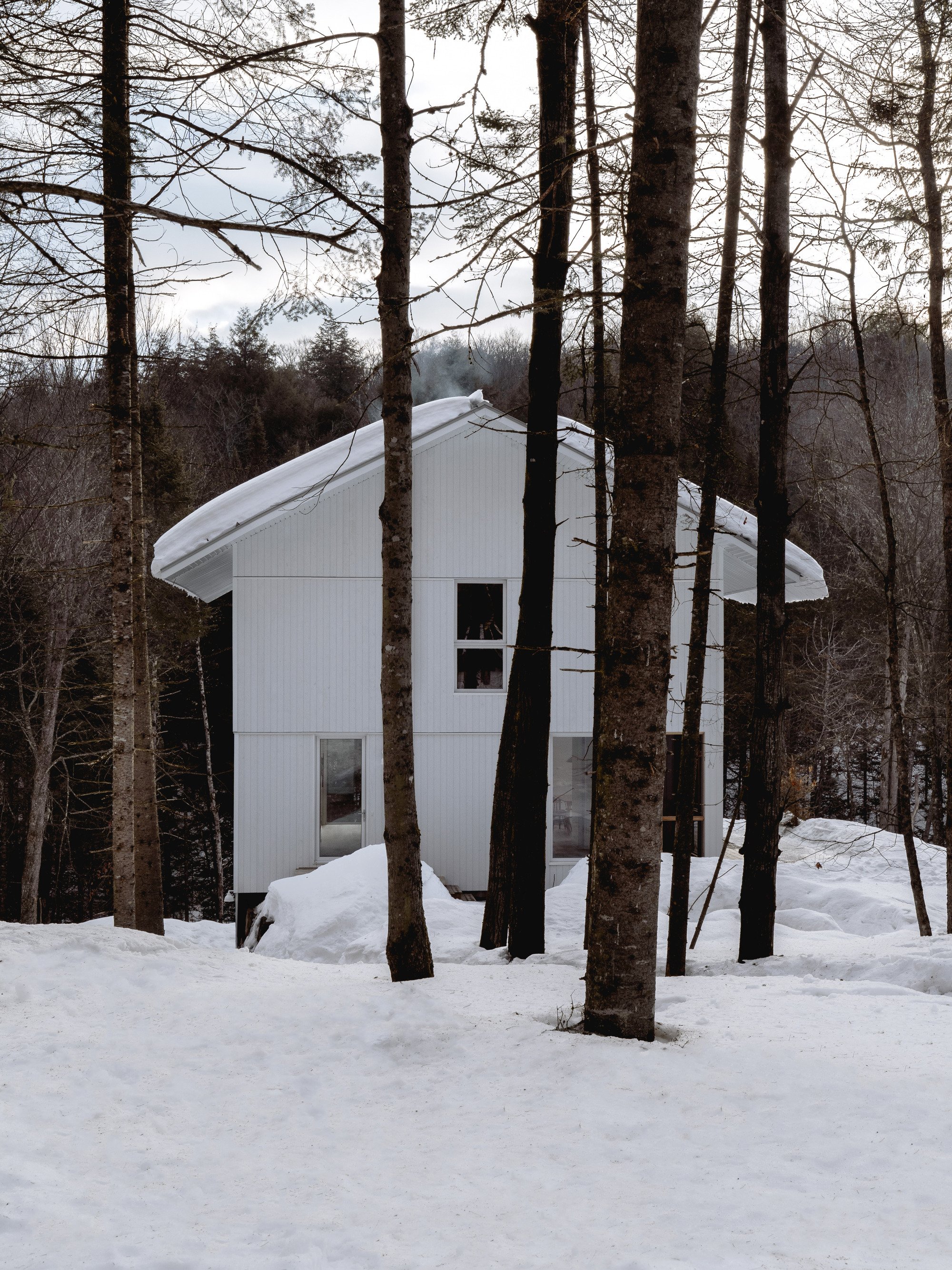 Atelier l'Abri Camouflages a White Timber Chalet in the Quebec Forest
