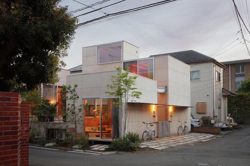Unemori Architects Builds Two Family Houses That Share a Courtyard Garden in Japan