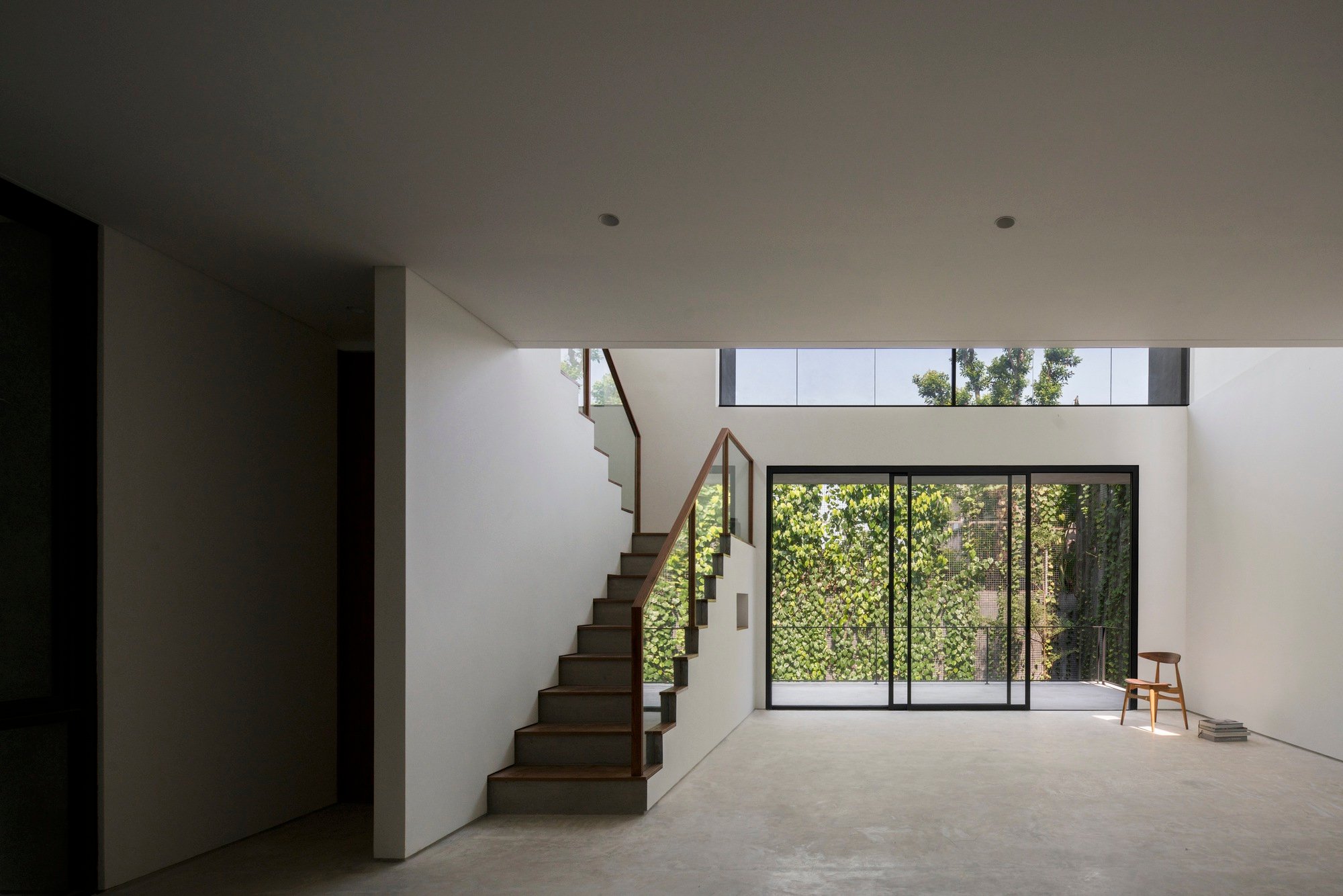 Dhanie & Sal Carves a Series of Introverted Boxes into a Narrow Jakarta Plot